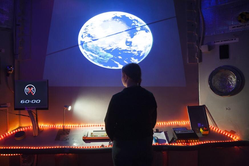 Ein Spieler im Escape Room Lost in Space in Wiesbaden